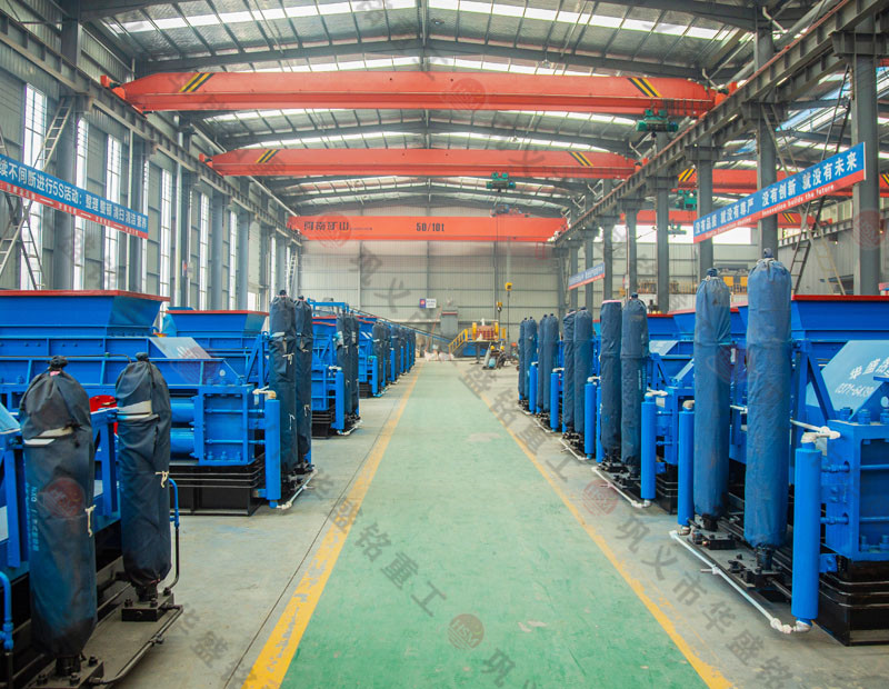 處理建筑廢料用什么設備？破碎紅磚用雙齒輥破碎機好嗎？