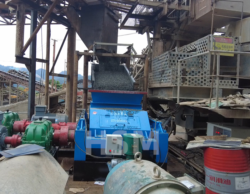 河卵石對輥制砂機(jī)多少錢一臺？