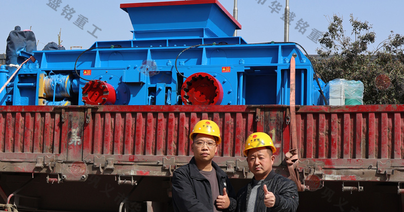 鵝卵石制砂用什么破碎機(jī)？推薦對(duì)輥機(jī)價(jià)格不貴還耐用