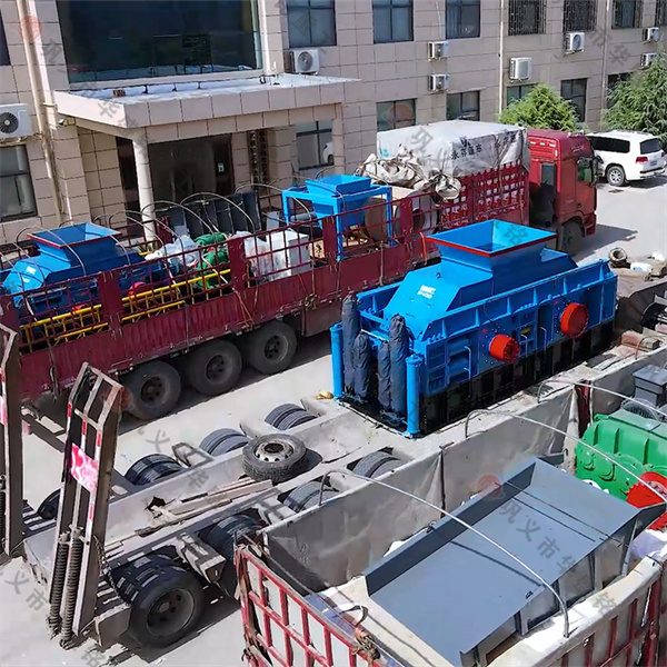 時產(chǎn)六十多噸左右的液壓對輥制砂機多少錢？