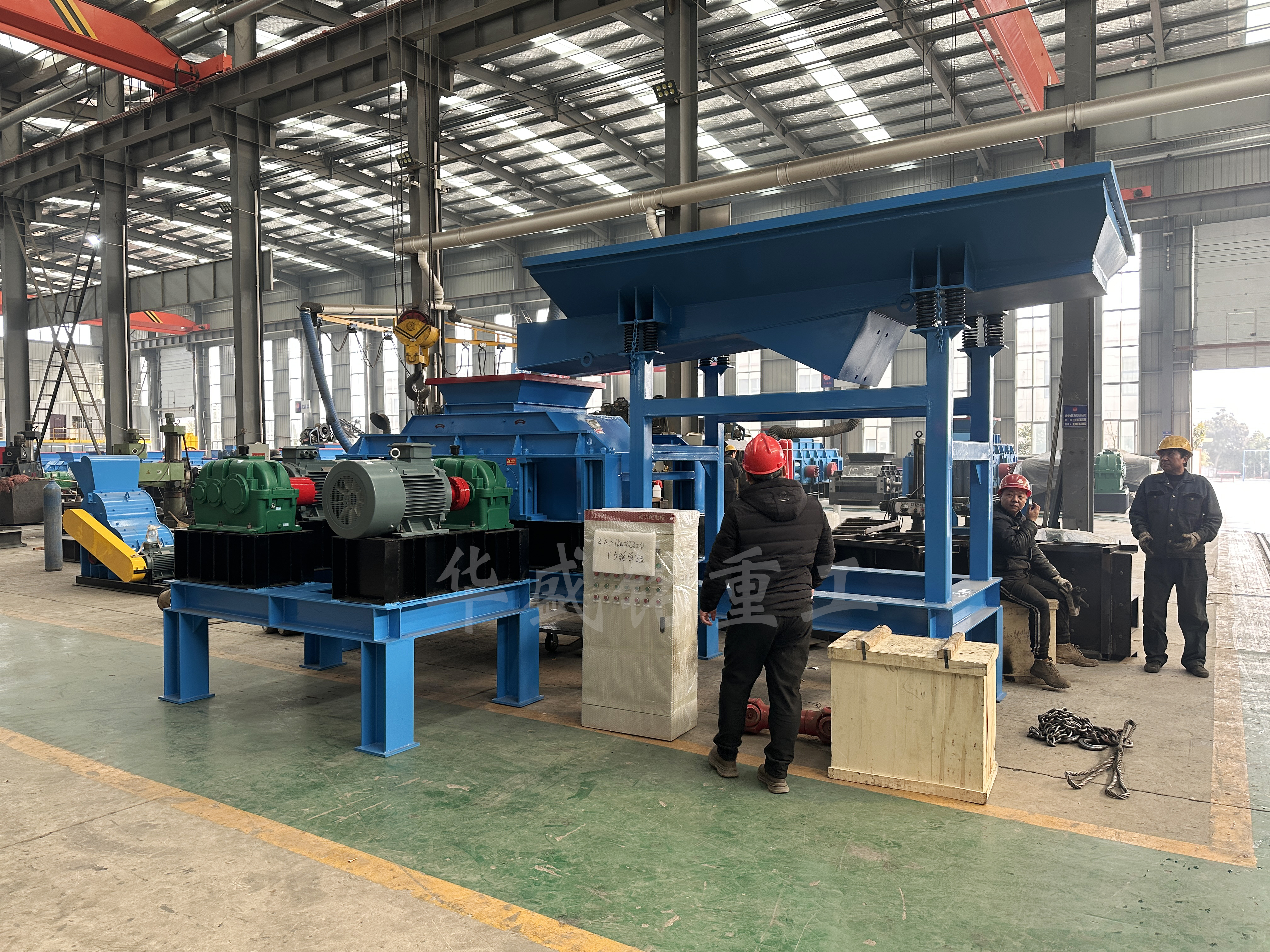 石英石破碎設(shè)備眾多，為何狼牙齒輥破碎機脫穎而出？